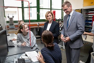 Das Bildungszentrum Lenzing ist einer der Standorte der neuen ÖkoTech-Akademie, einem innovativen Ausbildungsangebot für Berufe im Nachhaltigkeitsbereich – v.l.: Iris Schmidt, Landesgeschäftsführerin des AMS OÖ, und Wirtschafts-Landesrat Markus Achleitner im Bildungszentrum Lenzing. Foto: Land OÖ / Daniela Sternberger