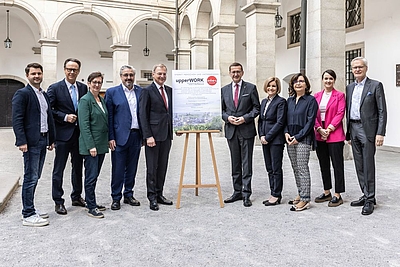 upperWORK – Das neue Standortprogramm für Arbeit in Oberösterreich“ wurde heute früh von den Stakeholdern der Arbeitsmarktpolitik in Oberösterreich unterzeichnet – v.l.: ÖGB OÖ-Landesgeschäftsführer Daniel Mühlböck, Industriellenvereinigung OÖ -Geschäftsführer DI Dr. Joachim Haindl-Grutsch, LAbg. Ulrike Schwarz (in Vertretung von Landesrat Stefan Kaineder), Arbeiterkammer OÖ-Präsident Andreas Stangl, Landeshauptmann Mag. Thomas Stelzer, LR Markus Achleitner, Arbeitsmarktservice OÖ-Landesgeschäftsführerin Iris Schmidt, M.A., Sozialministerium-Landesstellenleiterin OÖ Mag. Brigitte Deu, Mag. Madeleine Vorderderfler (Abteilung Soziales des Landes OÖ, in Vertretung von Landesrat Dr. Wolfgang Hattmannsdorfer), Wirtschaftskammer OÖ-Vizepräsident DI Dr. Clemens Malina-Altzinger (in Vertretung von Wirtschaftskammer OÖ-Präsidentin Mag.a Doris Hummer). Fotos: Land OÖ / Tina Gerstmair