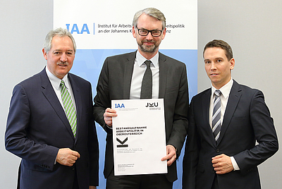 v.l.: LT-Präs. Viktor Sigl, Präsident des Instituts für Arbeitsforschung und Arbeitspolitik (IAA), Wirtschafts-Landesrat Dr. Michael Strugl und Mag.(FH) Clemens Zierler, Geschäftsführer des IAA. Foto: Land OÖ/Grilnberger