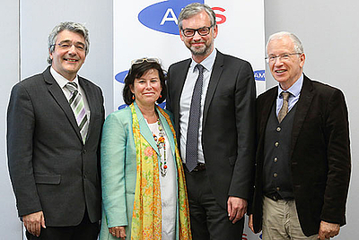 v.l.: Peter Huber, WIFO-Institut, AMS-OÖ-Landesgeschäftsführerin Birgit Gerstorfer, Wirtschafts-Landesrat Dr. Michael Strugl und Univ.-Prof. Dr. Michael Wagner-Pinter, Synthesis Forschung.  Foto: Land OÖ/Grilnberger