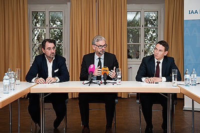 V.l.: Mag. Andreas Berger (Leiter Human Resources, Rosenbauer International AG), Wirtschafts-Landesrat Dr. Michael Strugl und Mag. (FH) Clemens Zierler, Geschäftsführer des IAA. Foto: Sabine Kneidinger