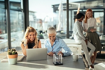 Zwei Frauen vor dem Laptop ©iStock/bernardbodo