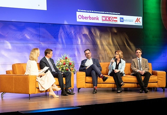 Podiumsdiskussion beim Forum.Arbeit (v. l.): Moderatorin Conny Dürnberger, Landesrat Markus Achleitner, Andreas Berger (Rosenbauer International AG), Iris Schmidt (AMS OÖ), Thomas Fent (Vienna Institute of Demography) © Roland Pelzl/cityfoto.at 