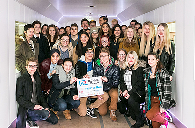 Gruppenfoto von Jugendlichen, die bei Technik am Zug mitgemacht haben