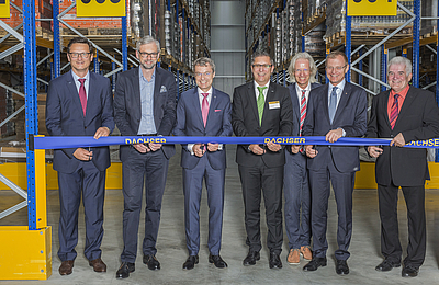 Gruppenbild mit V. l.: Michael Rauhofer, Niederlassungsleiter Dachser Logistikzentrum Linz; Dr. Michael Strugl, stellvertretender Landeshauptmann Oberösterreich; Bernhard Simon, Dachser CEO; Günter Hirschbeck, Managing Director Dachser Austria European 