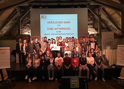 In der Mitte mit dem Logo „ALF“ in der Hand Jasmin Rammer (Präsidentin Lehrlingsparlament Freistadt) und Fabian Glasner (Vizepräsident Lehrlingsparlament Freistadt) mit allen teilnehmenden Lehrlingen und den Organisatoren. Foto: WKO Freistadt