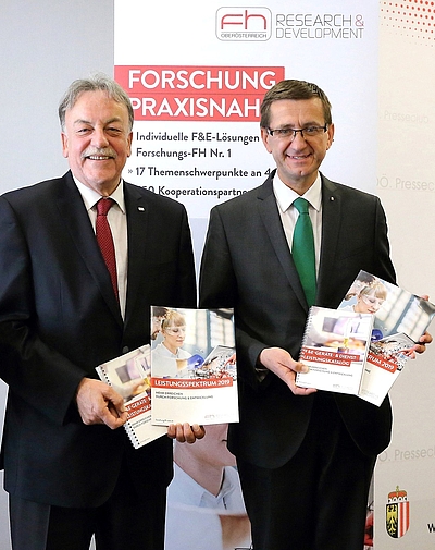 Foto vom April 2019 – v.l.: Dr. Gerald Reisinger (Geschäftsführer FH OÖ) und Wirtschafts-und Forschungs-Landesrat Markus Achleitner. © Land OÖ/Heinz Kraml